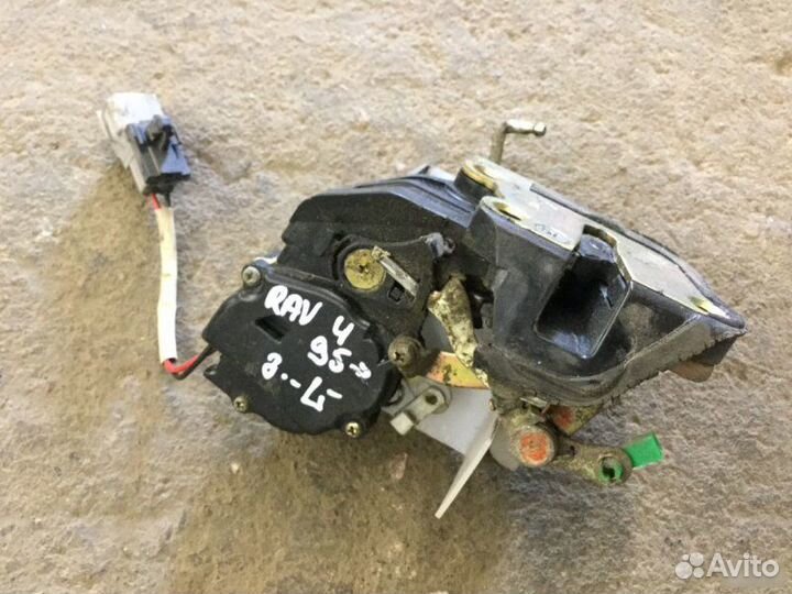 Замок двери задней Toyota Rav 4 1994-2000