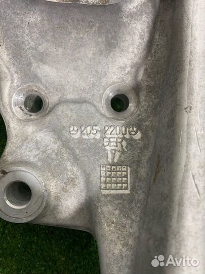 Кулак поворотный передний правый Mercedes-Benz