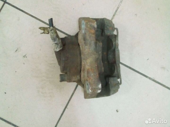 Суппорт передний правый на t5