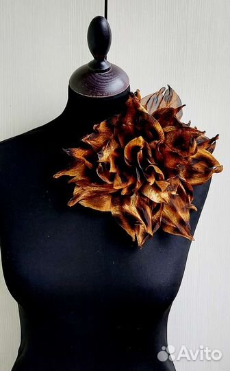 Брошь из ткани Лео