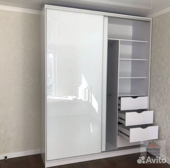 Книжный шкаф