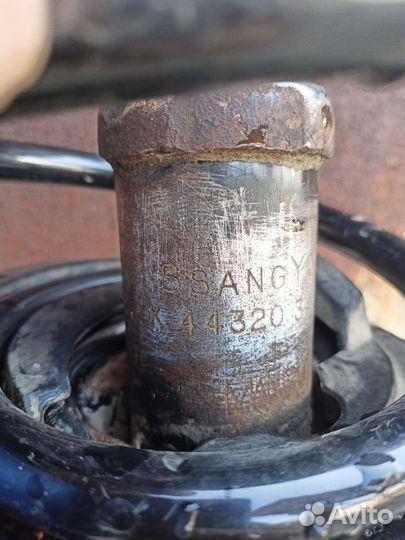 На SsangYong actyon амортизаторы передние