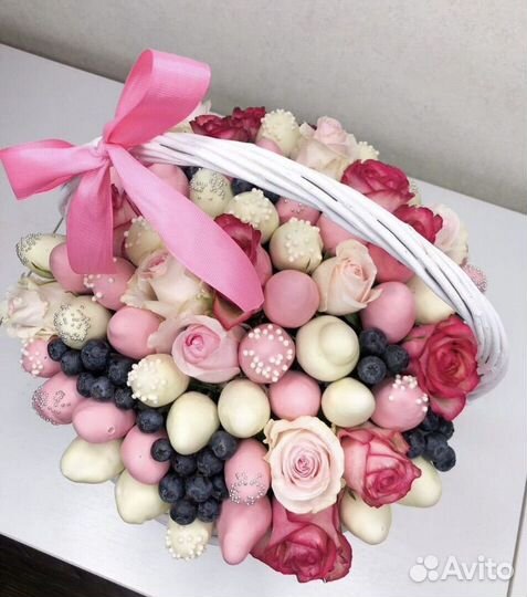 Клубника в шоколаде с цветами