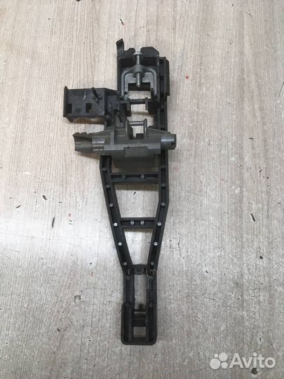 Б/У Кронштейн ручки задней правой Ford Focu#003