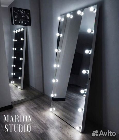 Гримерное зеркало с лампочками