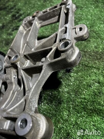 Кронштейн генератора Volkswagen Golf 5 2.0 BWA