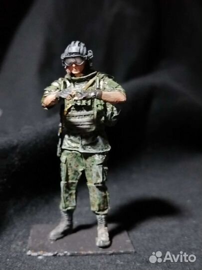 Фигурка из смолы 1/35 российский танкист