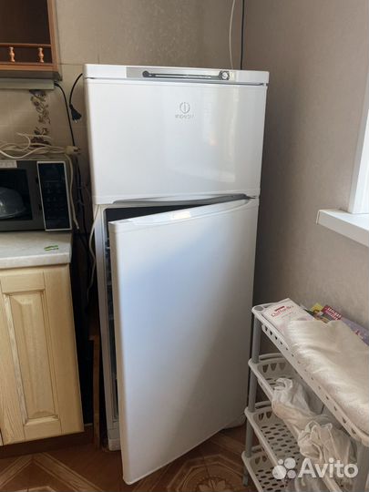 Холодильник indesit