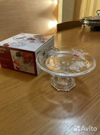 Ваза для фруктов на ножке