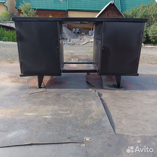 Стол инструментальный-слесарный