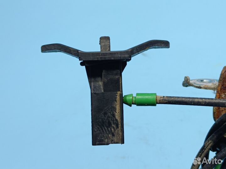 Трос открытия лючка бензобака Mitsubishi Carisma