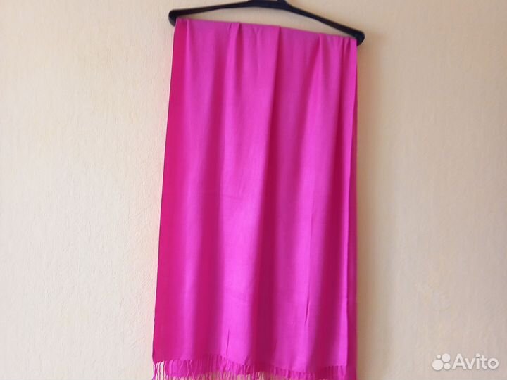 Ярко-розовый шарф палантин