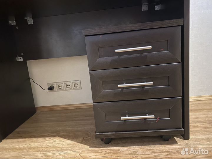 Детский письменный стол с полкой