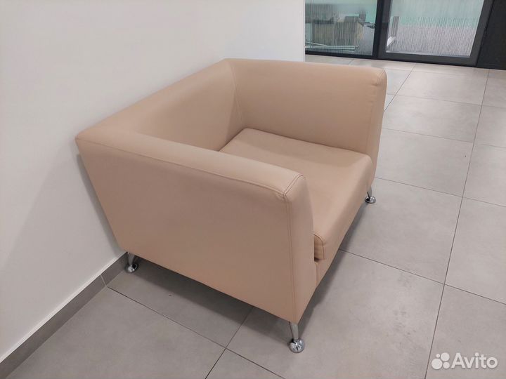 Кожаный диван и кресло