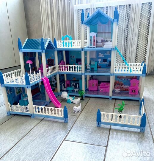 Кукольный домик с мебелью и куклами