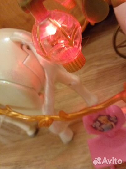 Новая карета с лошадью и куклой движение, музыка