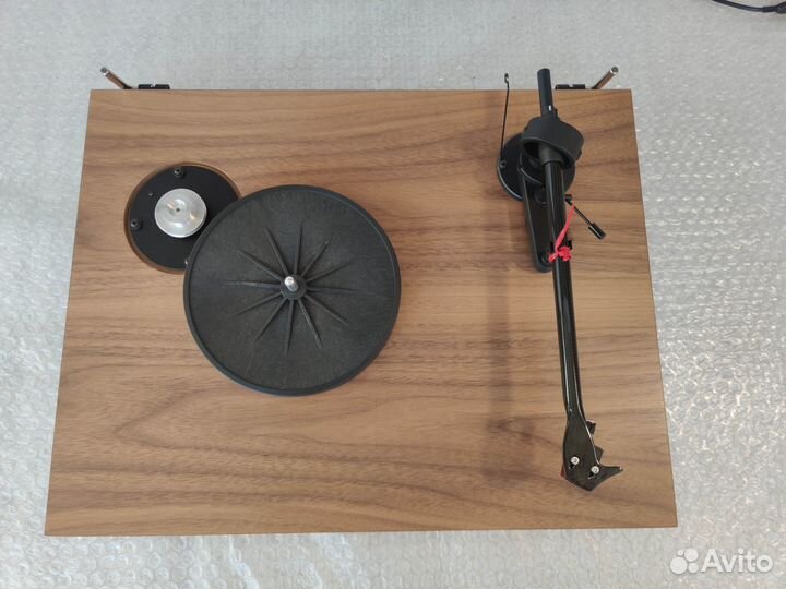 Проигрыватель винила Pro-Ject debut carbon EVO (2M