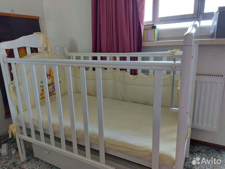 Детская кроватка с универсальным маятником