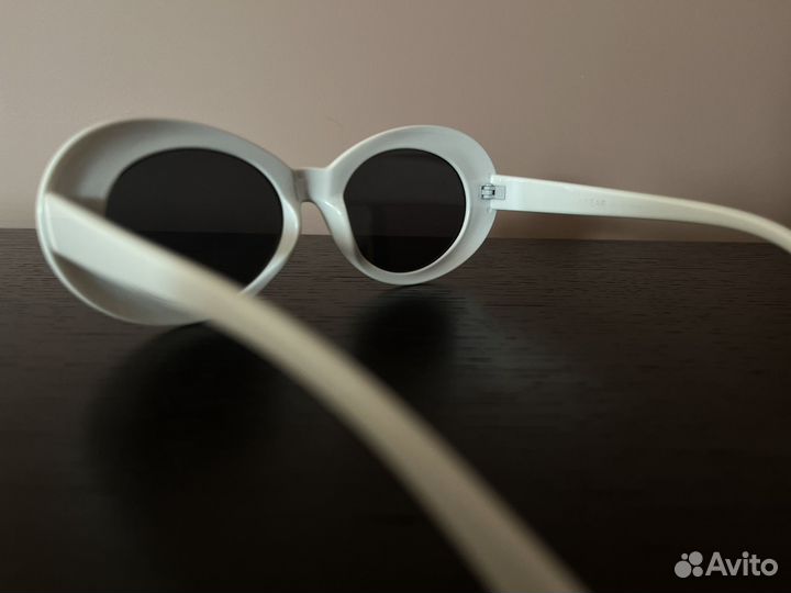 Очки в белой оправе в стиле ретро