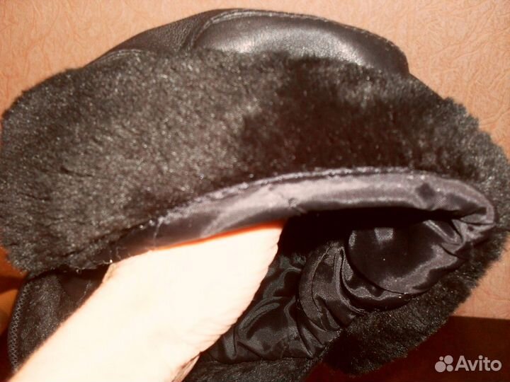 Теплая кожаная шапка с мехом внутри