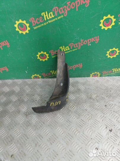 Брызговик передний правый Toyota Corolla E120