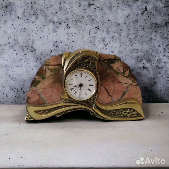 Часы из бронзы с натуральной яшмой