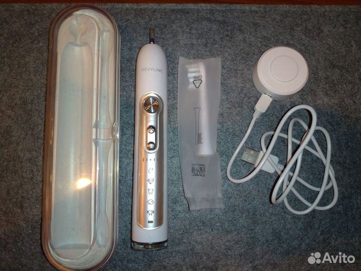 Электрическая звуковая зубная щетка Revyline RL010