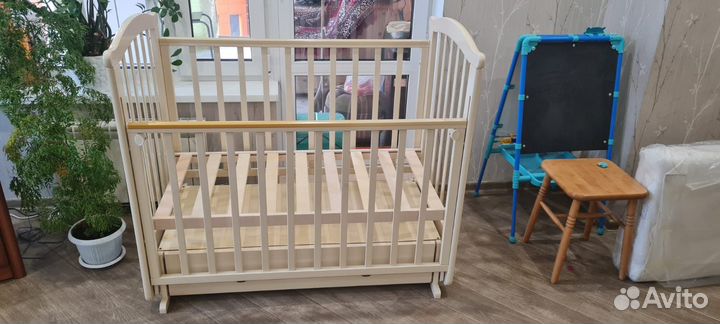 Детская кроватка с маятником и ящиком