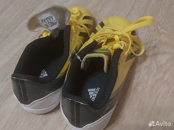 Кроссовки Adidas 35 на мальчика футзал желтые
