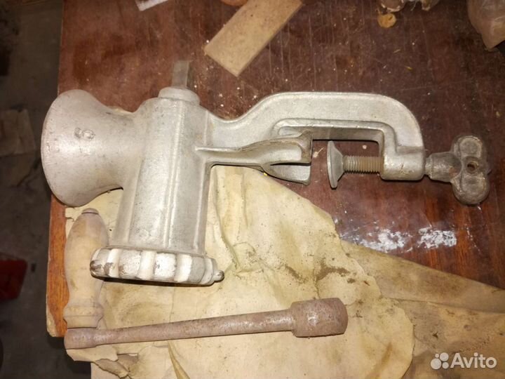 Мясорубка ручная СССР. Чугунная. Бу