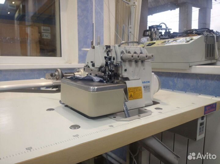 Промышленный четырехниточный оверлок Jack 768D б/у