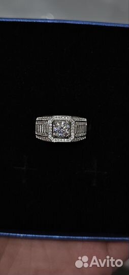 Кольцо с бриллиантом