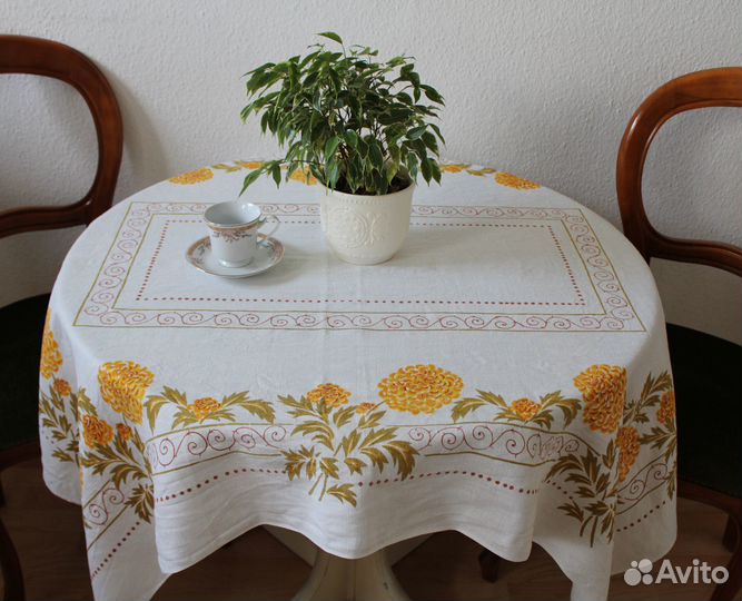 Льняная винтажная скатерть с цветами. 117х152 см