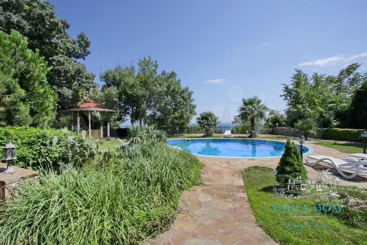 Дом 398 м² на участке 23 сот.