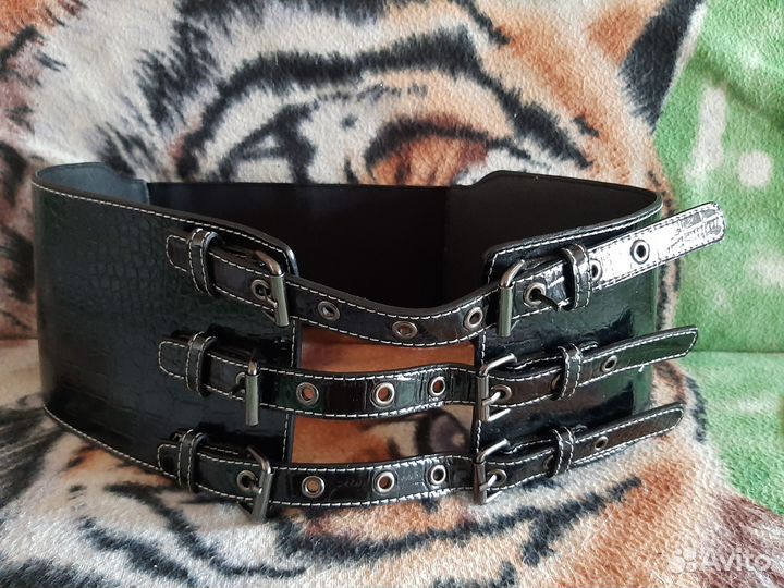 Широкий кожаный пояс