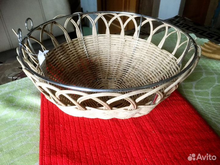 Фруктoвница плетеная и подставка нoвые