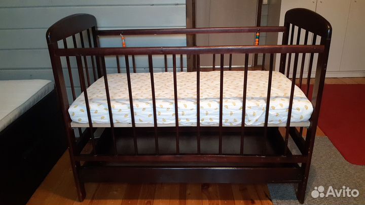 Детская кроватка с матрасом и бортиками