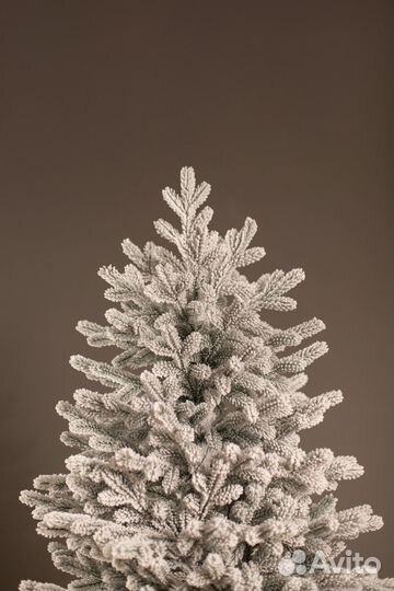 Новогодняя ель литая заснеженная 