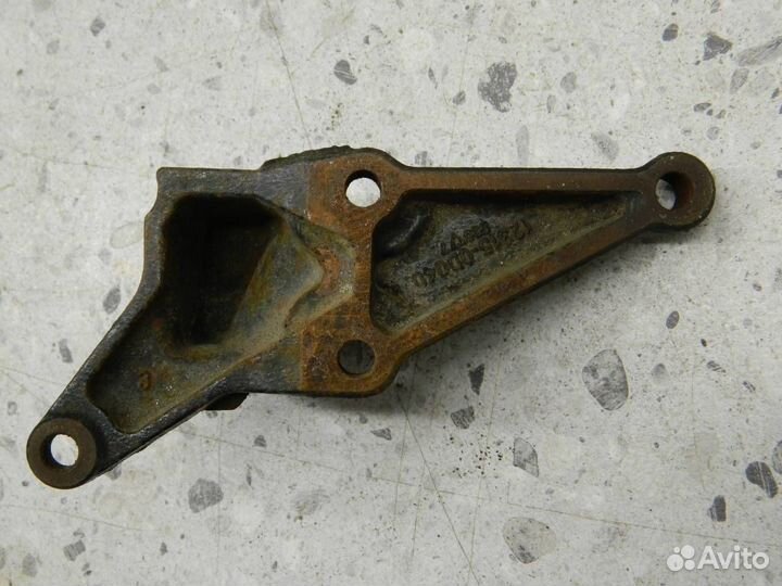 Кронштейн двигателя правый Toyota Avensis T250 200