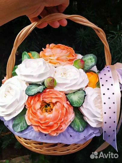 Корзина со съедобными цветами