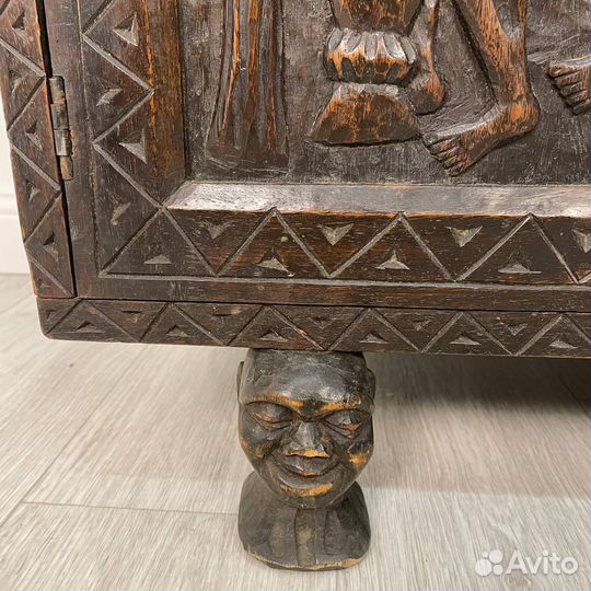 Антикварный низкий комод