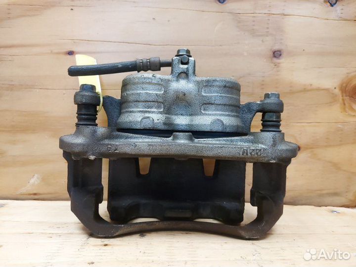 Суппорт передний левый Nissan Serena C25 MR20DE