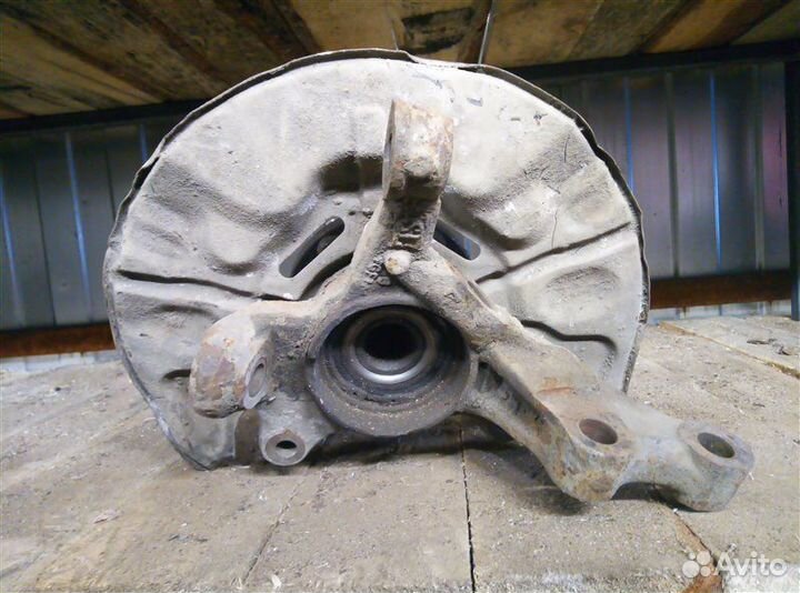 Кулак (цапфа) передний левый Toyota Avensis 2008