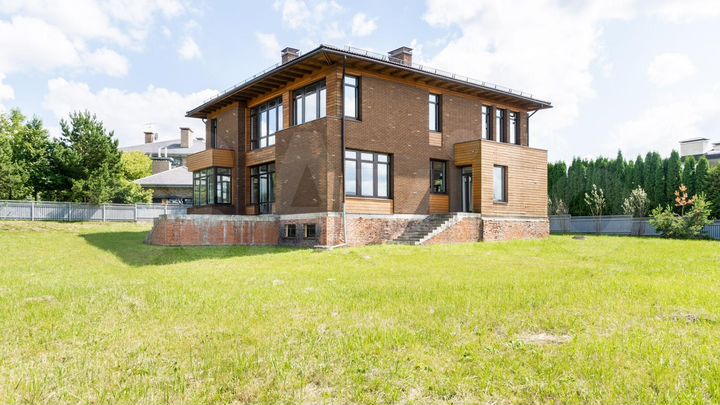 Дом 793 м² на участке 29,6 сот.