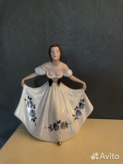 Статуэтка фарфоровая девушка в реверансе