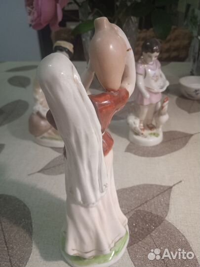 Статуэтка Девушка с кувшином. Ереван