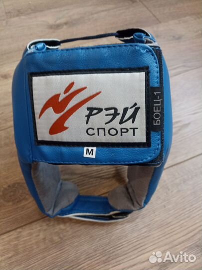Боксёрский шлем и перчатки
