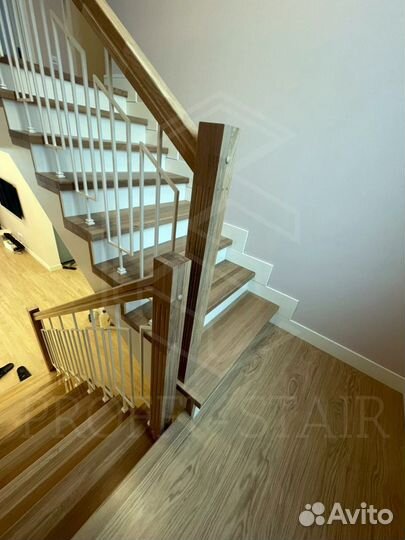 Лестница с ограждением из стальных балясин