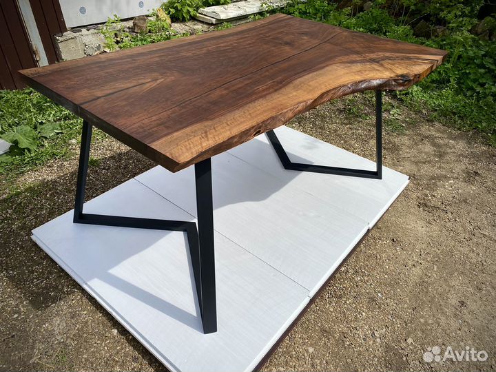 Стол из массива дерева с эпоксидной смолой