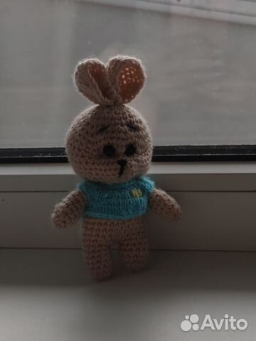 Плюшевый заяц вязаный